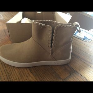 Koolaburra by UGG suede boots NEW IN BOX size 6